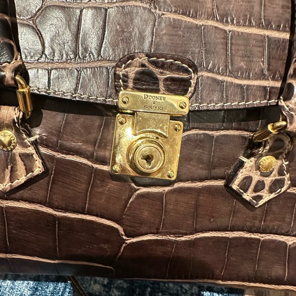 Very RARE EUC Dooney and Bourke key locking embossed bag - Picture 3 of 6